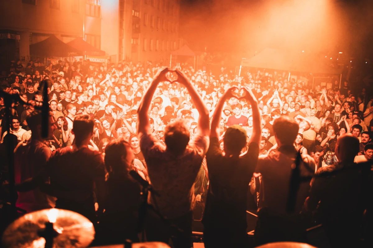 Club Live bedankt und verbeugt sich unter Applaus von 800 Gästen